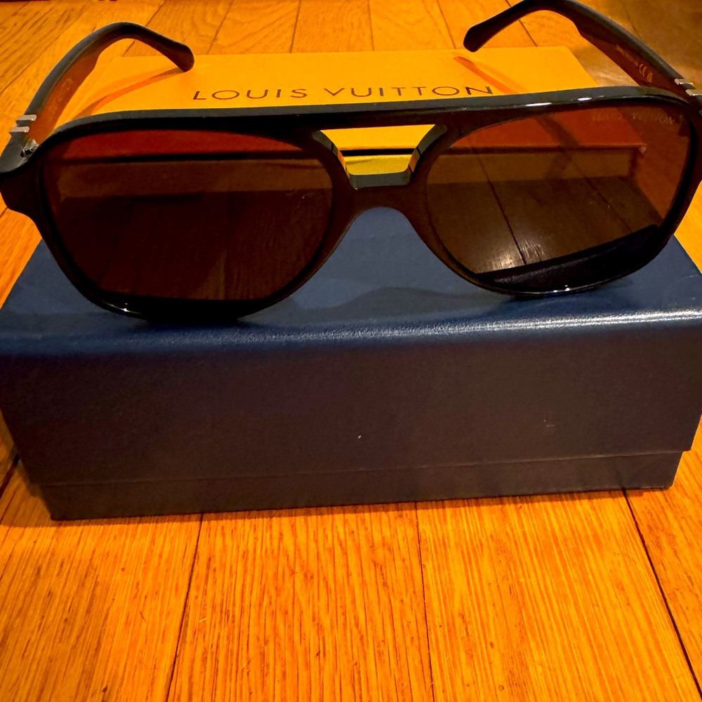 New in box - LV aviators